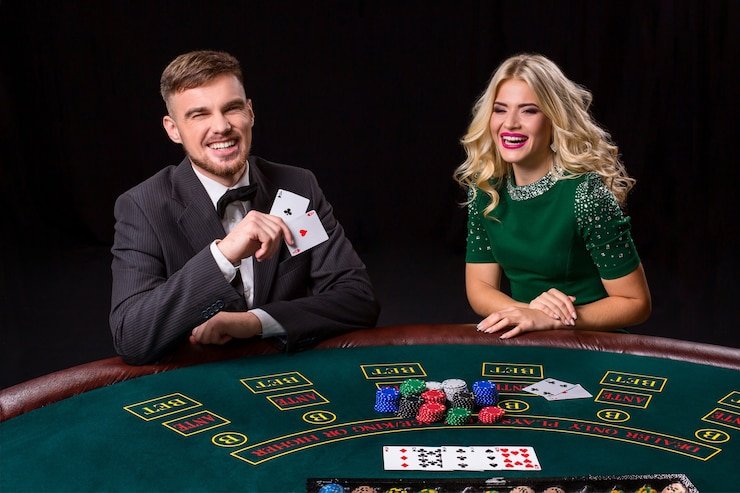 Dealer live casino memimpin permainan baccarat dalam studio digital berkualitas tinggi